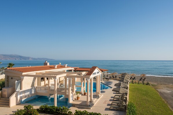 Utendørsbasseng, bassengparasoller og solsenger