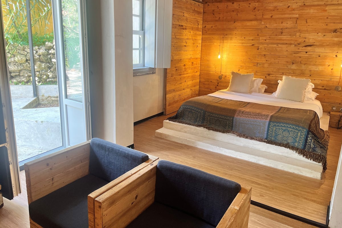 Suite Deluxe | 1 habitación, edredón, minibar y caja de seguridad en la habitación