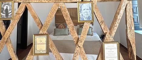 Una estructura de madera rústica con marcos de fotos y placas, probablemente parte de una exposición histórica o decoración.