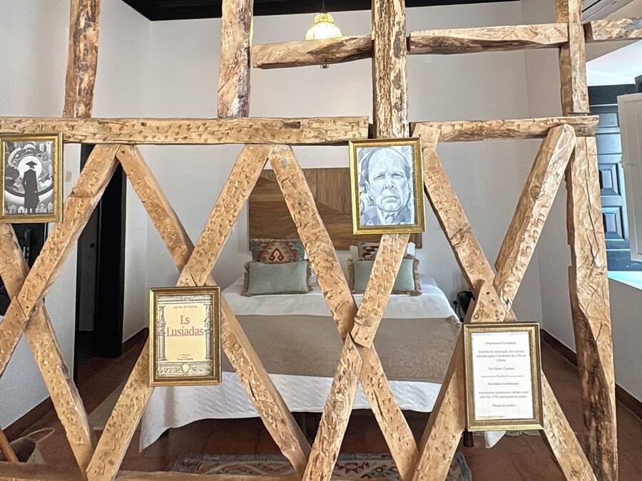 Una estructura de madera rústica con marcos de fotos y placas, probablemente parte de una exposición histórica o decoración.