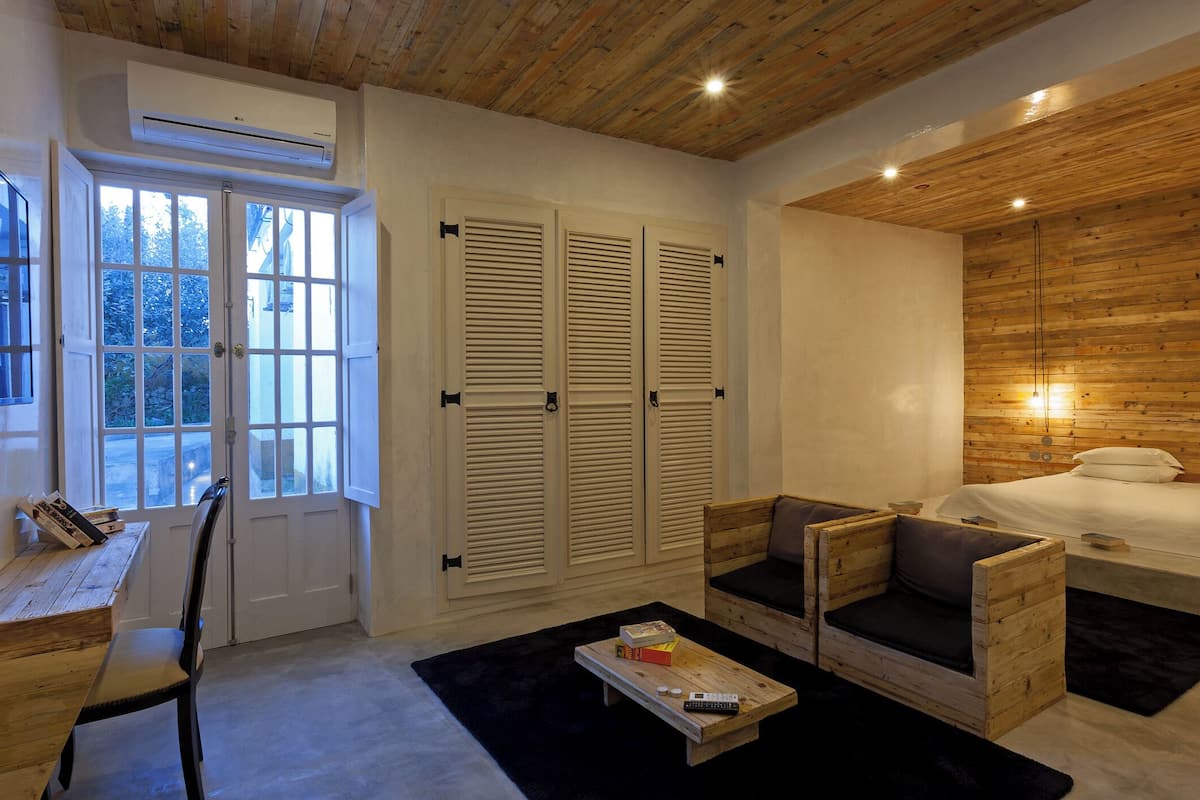 Deluxe Suite | 1 bedroom, down comforters, minibar, in-room safe