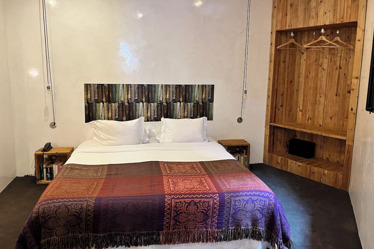 Economy kamer | 1 slaapkamer, donzen dekbedden, een minibar, een kluis op de kamer