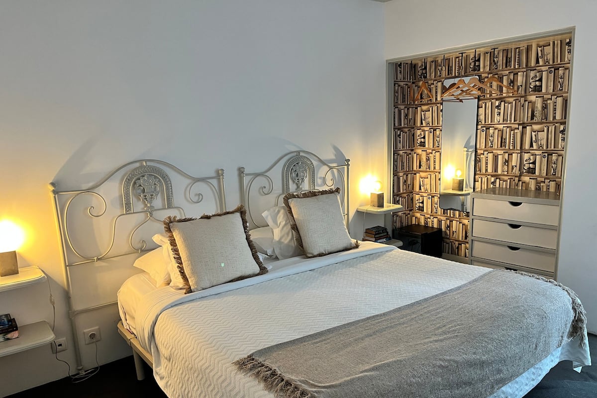 Habitación económica | 1 habitación, edredón, minibar y caja de seguridad en la habitación