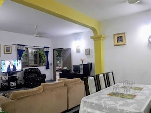 32-inch TV with digital channels - Nueva Alborada Lodging House (Fernando De La Mora)