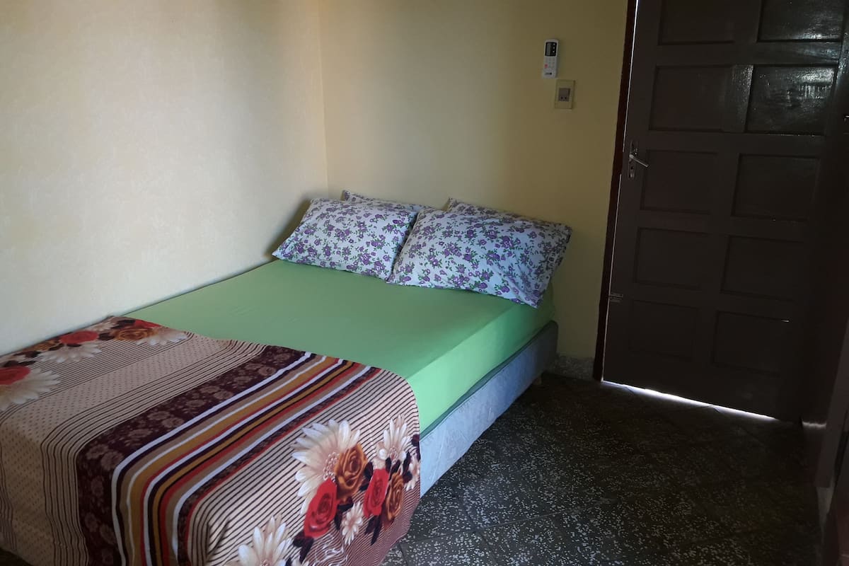 Single Room, Private Bathroom | Iron/ironing board, free WiFi