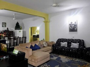 32-inch TV with digital channels - Nueva Alborada Lodging House (Fernando De La Mora)