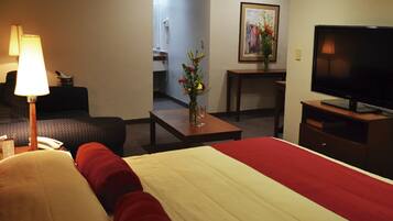 Suite junior | Caja de seguridad en la habitación y tabla de planchar con plancha