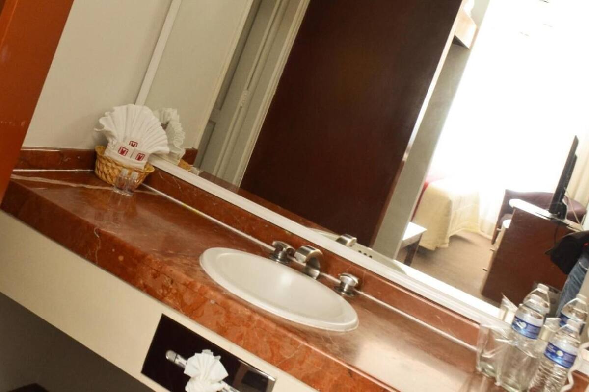 rainfall showerhead, free toiletries, towels, soap