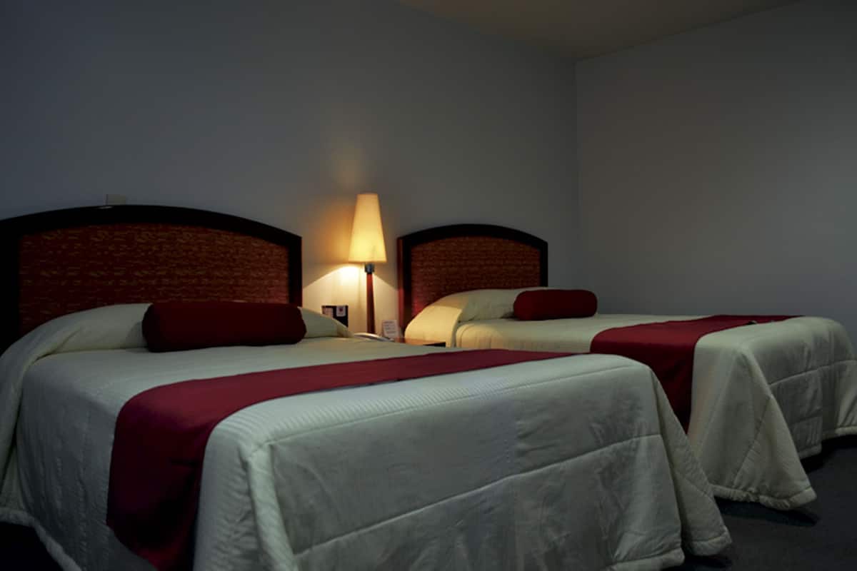Kamar Standar, 2 Tempat Tidur Double | Brankas, setrika/meja setrika, Wi-Fi gratis, dan seprai linen