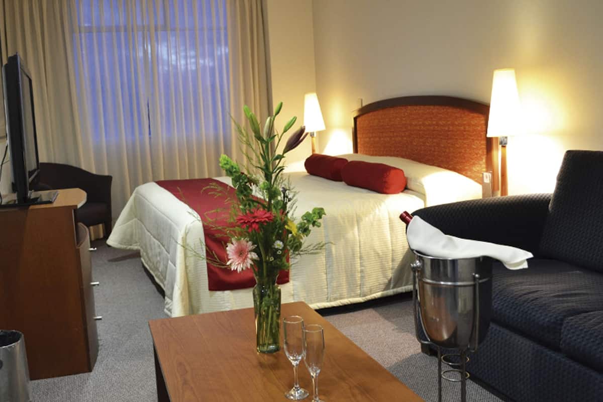 Suite Junior | Brankas, setrika/meja setrika, Wi-Fi gratis, dan seprai linen