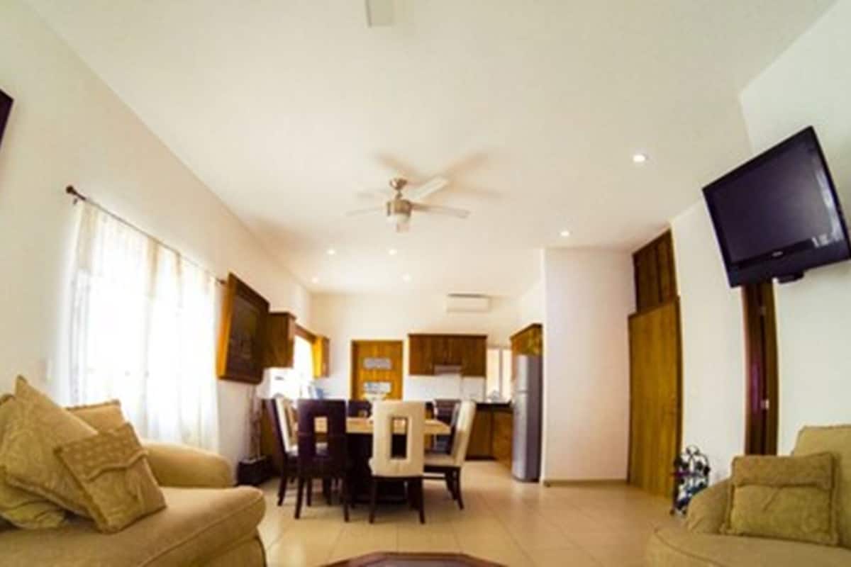 Villa de lujo, 2 habitaciones, cocina | Zona de estar | Una televisión de pantalla plana