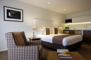 Premium bedding, down comforters, pillowtop beds, desk - West Meadows Motel (Wanaka)