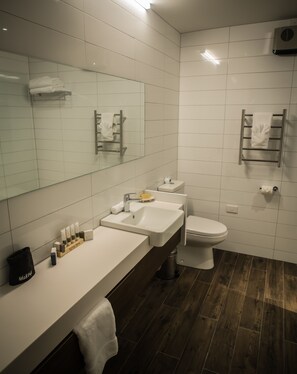 Shower, rainfall showerhead, free toiletries, hair dryer - West Meadows Motel (Wanaka)