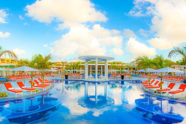 9 outdoor pools, pool umbrellas, pool loungers