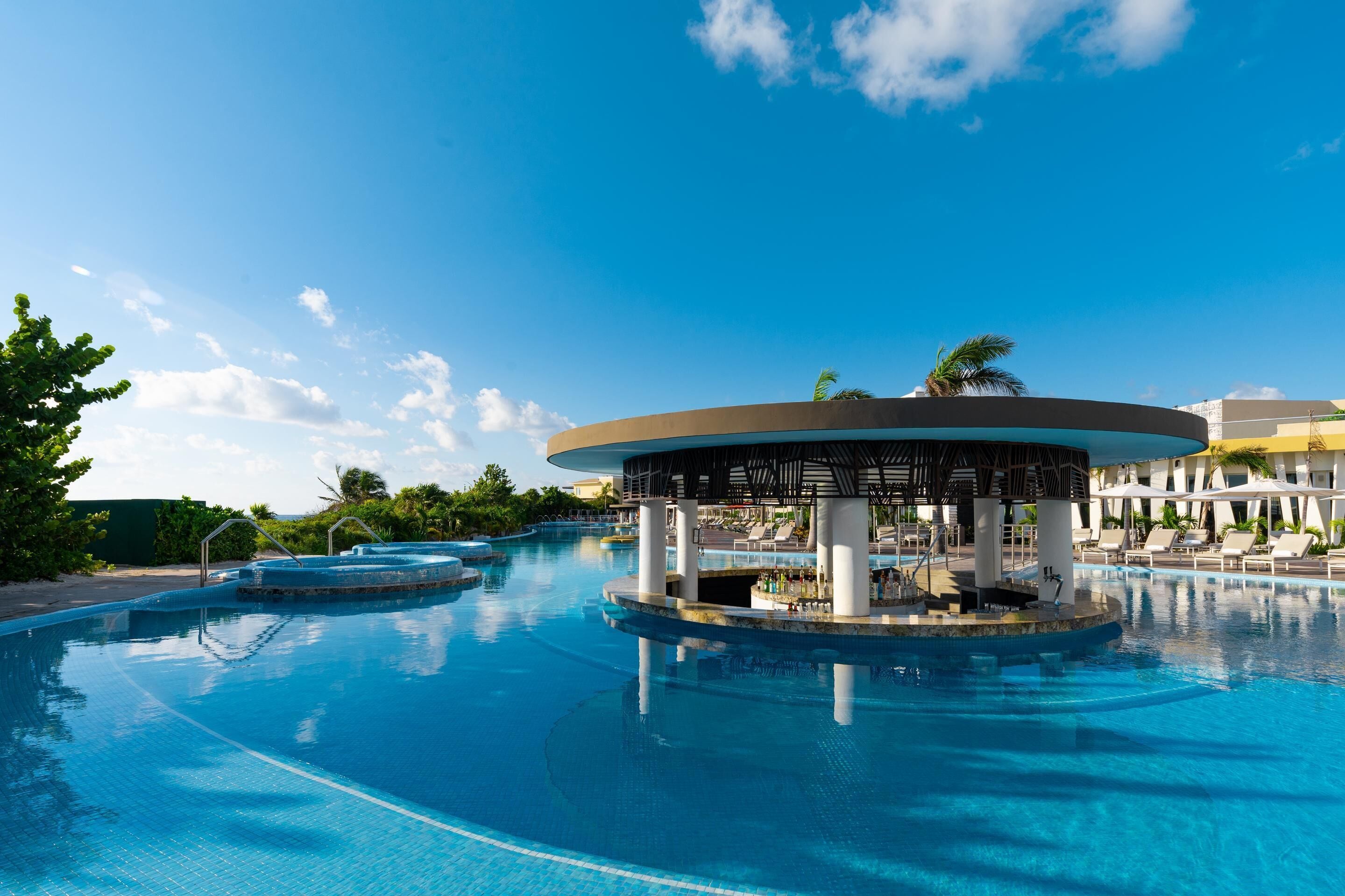 9 か所のバー / ラウンジ、5 か所のスイムアップバー、ビーチバー