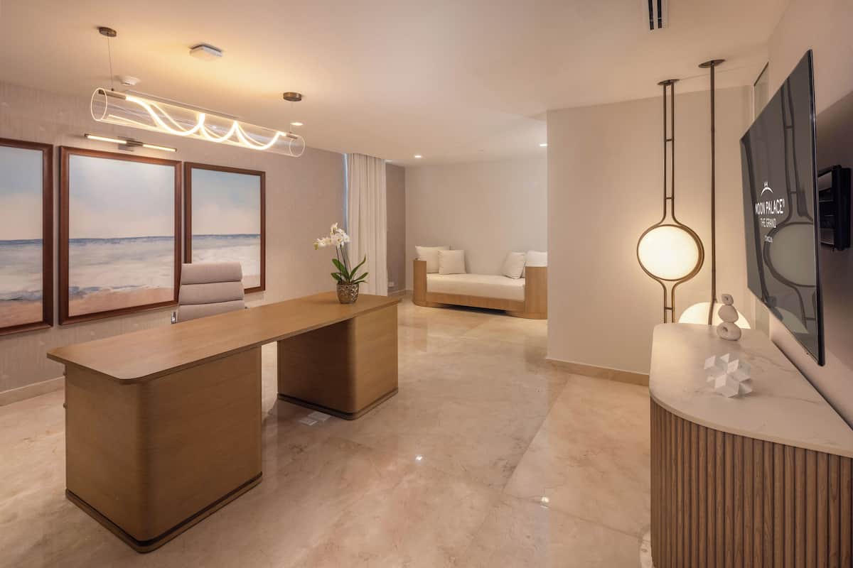 Grand Villa Pool Three Bedroom | Premium bedding, free minibar, in-room safe, desk