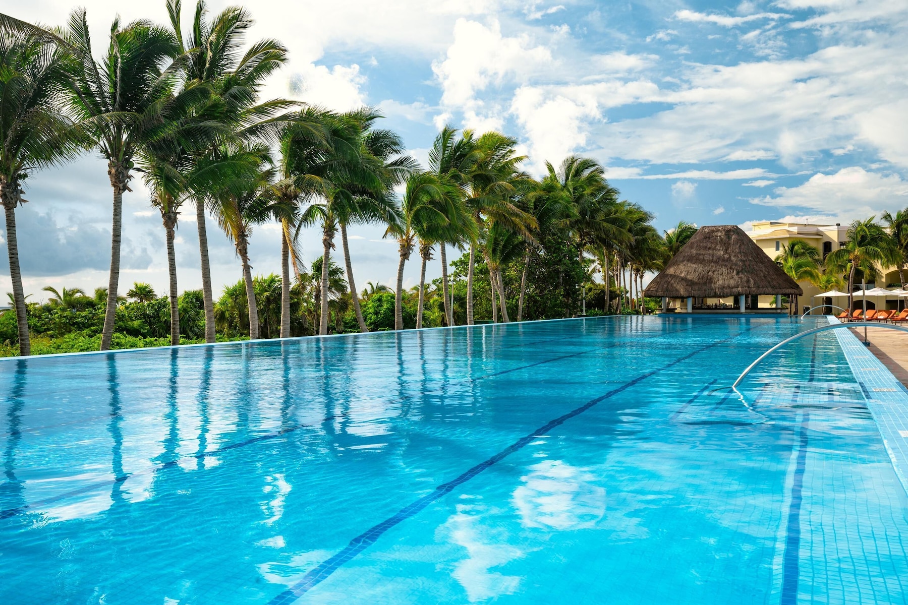 9 piscines extérieures, parasols, chaises longues
