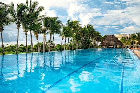 9 outdoor pools, pool umbrellas, sun loungers