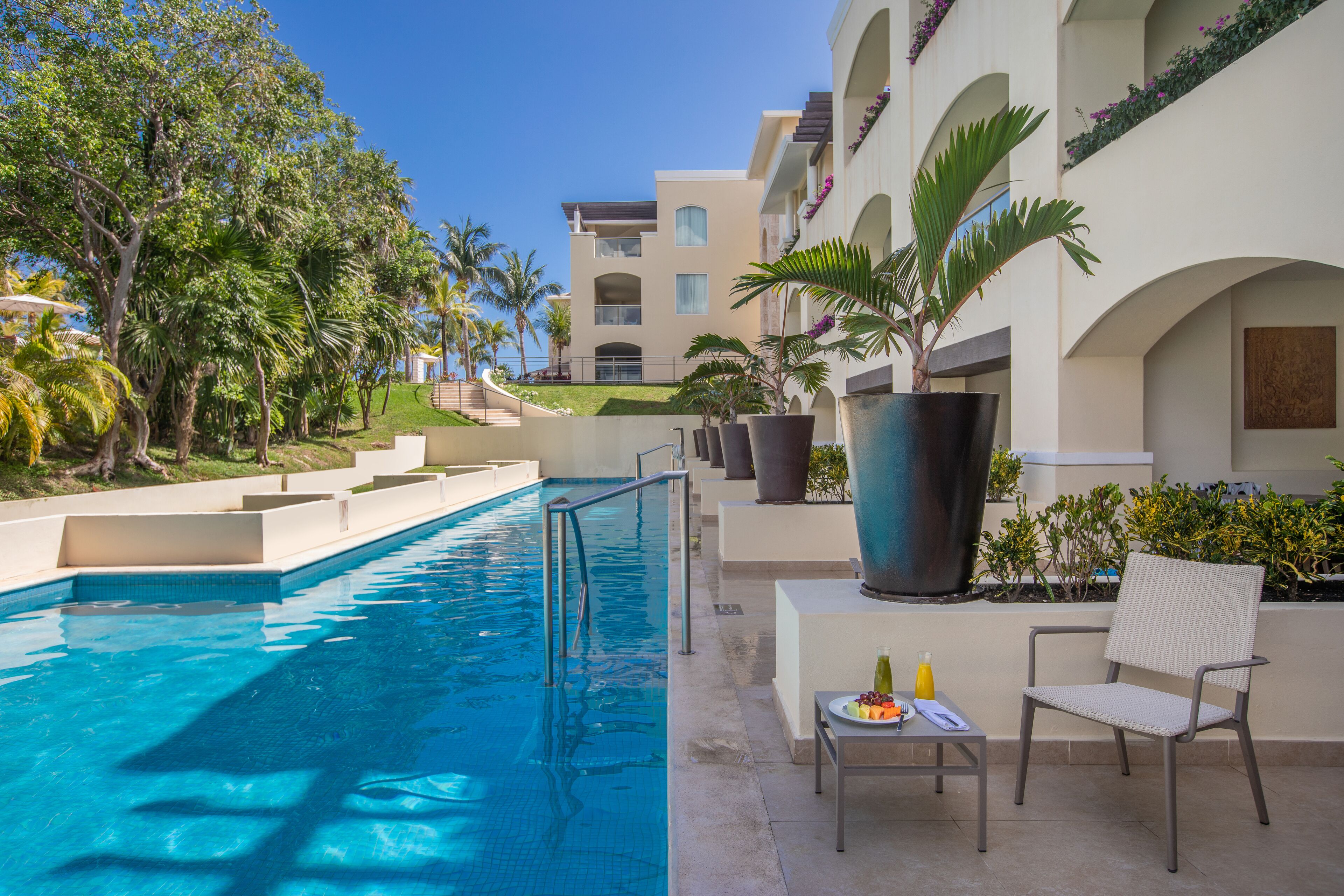 Grand Swim Up Suite Garden View | 高級寝具、ミニバー (無料)、セーフティボックス (室内)、デスク