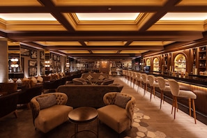 9 bares o lounges, 5 bares en la alberca, bar en la playa 