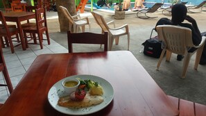 Déjeuner préparé sur commande (3.00 USD par personne)