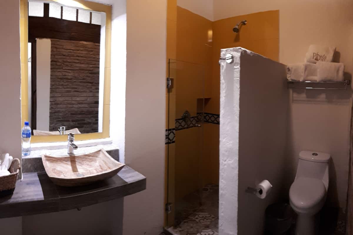 el tapanco | bathroom | shower, free toiletries, towels