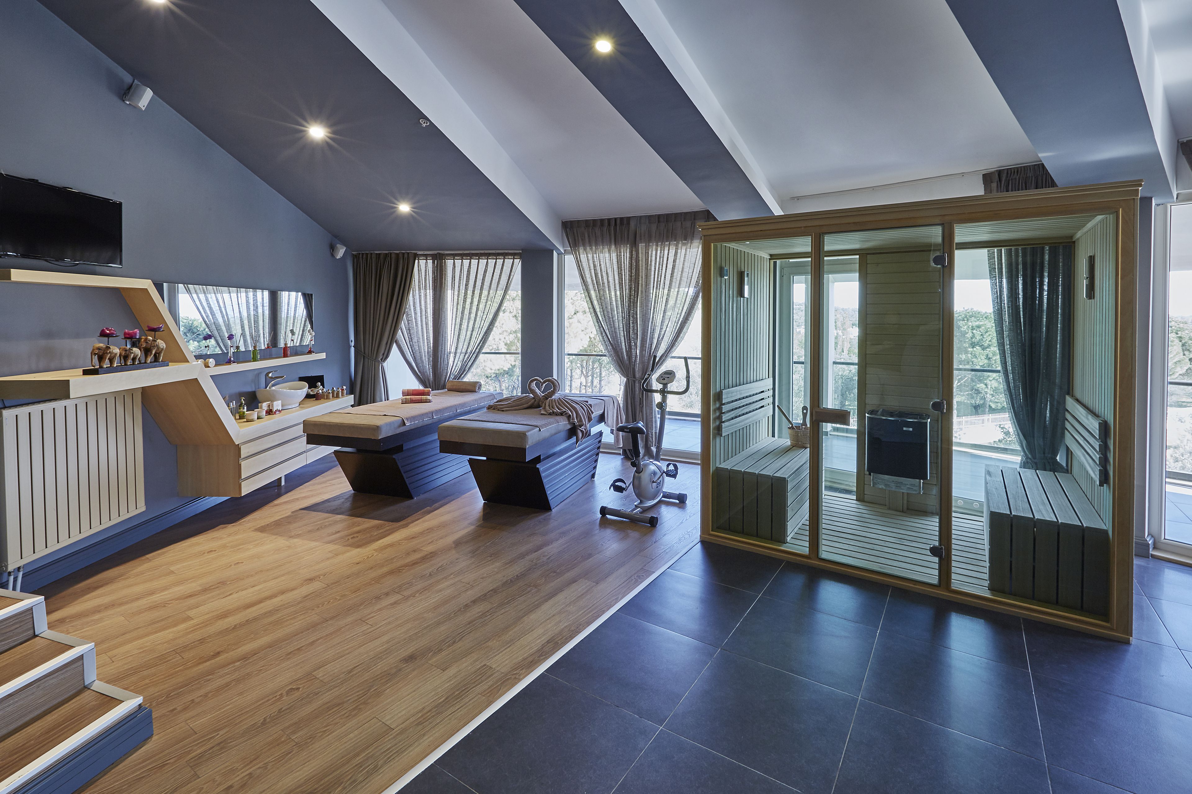Een sauna, een bubbelbad, een stoombad, warm/mineraalwaterbronnen