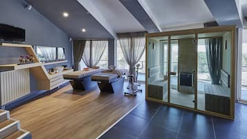 Een sauna, een bubbelbad, een stoombad, warm/mineraalwaterbronnen