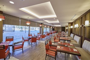 2 间餐厅,供应早餐、午餐和晚餐,国际美食
