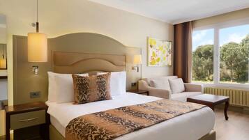 Deluxe-huone, 1 keskisuuri parisänky | Ylelliset vuodevaatteet, minibaari, tallelokero huoneessa, työpöytä