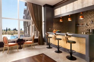 2 restaurants, breakfast, lunch, dinner served; international cuisine