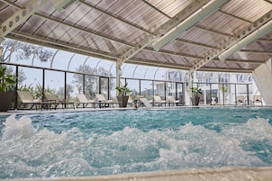 Una piscina techada, una piscina al aire libre