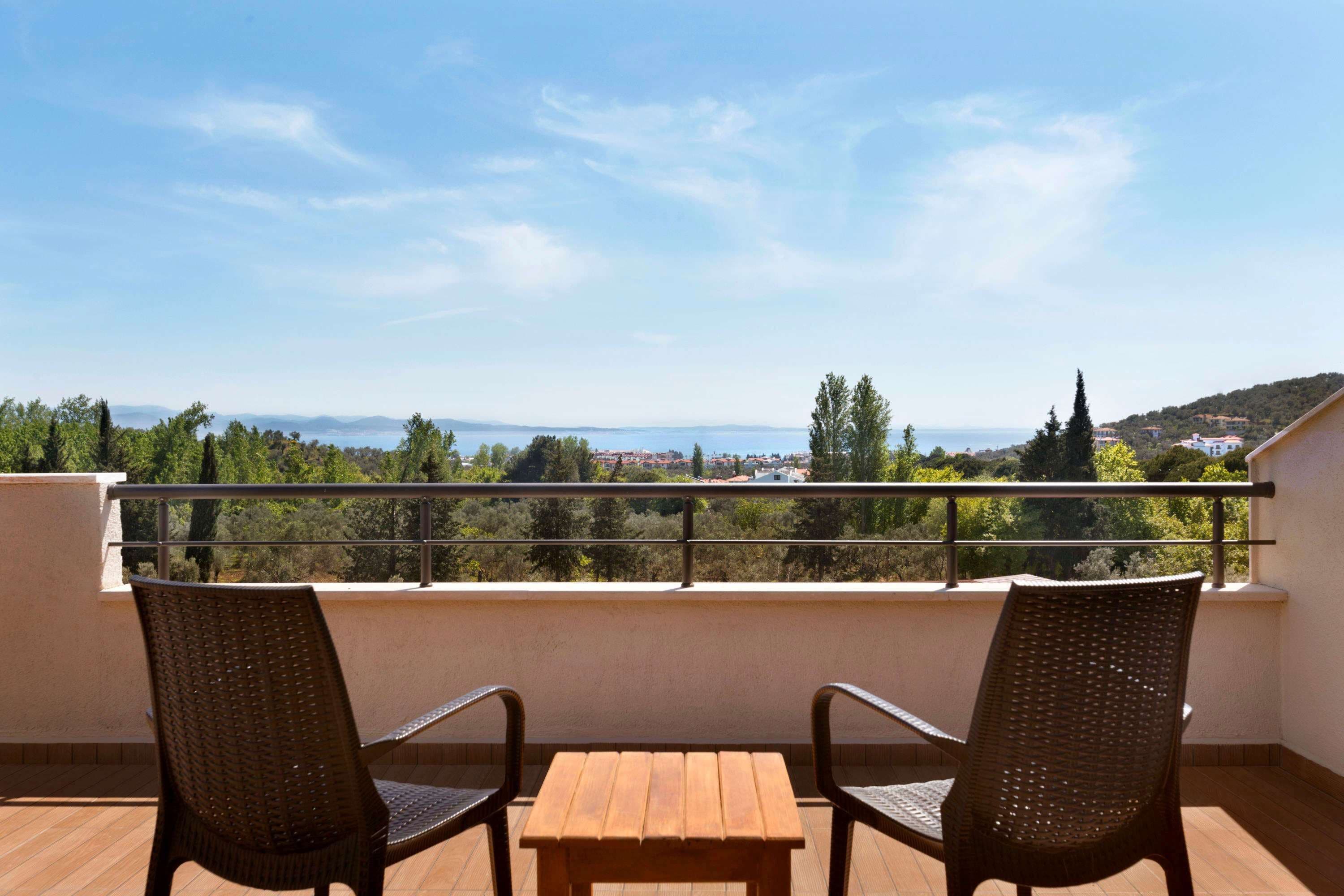 Roupas de cama premium, frigobar, cofres nos quartos, escrivaninha