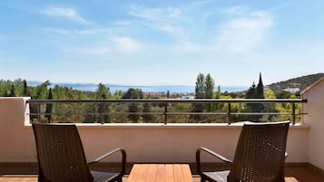 Ylelliset vuodevaatteet, minibaari, tallelokero huoneessa, työpöytä