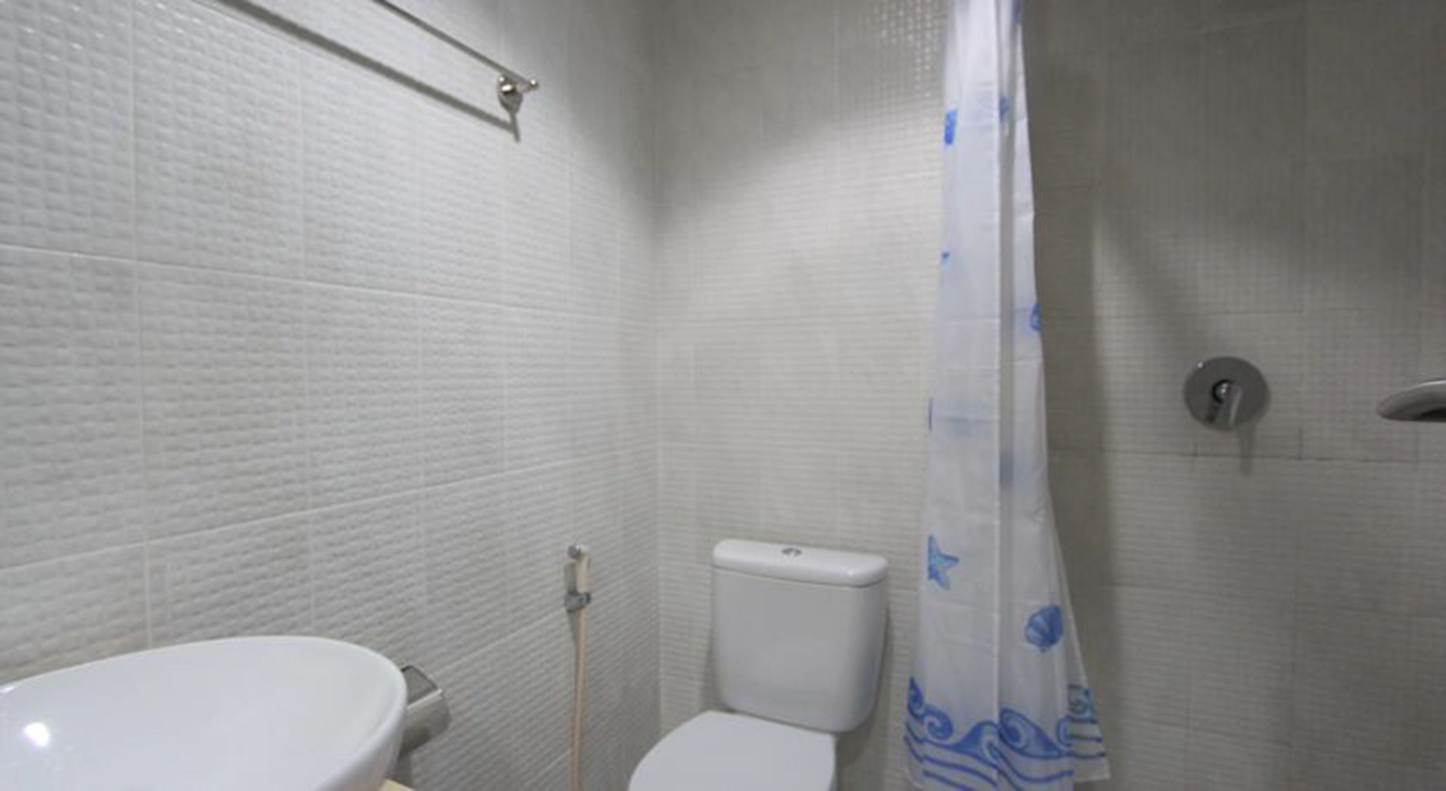 free toiletries, towels