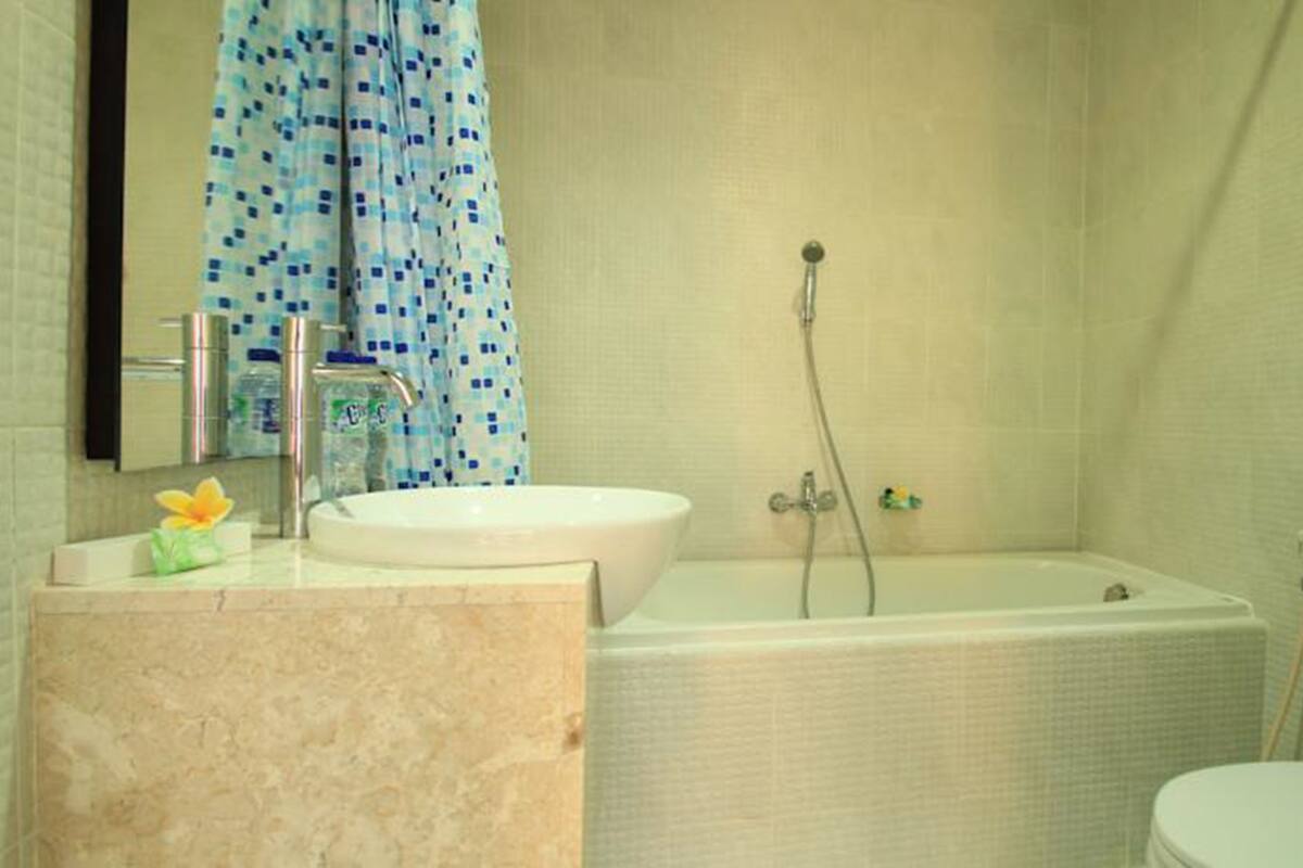 free toiletries, towels