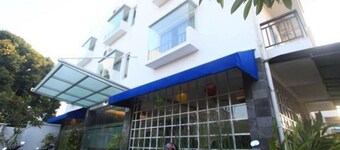 Kuta Airport Insta Hotel