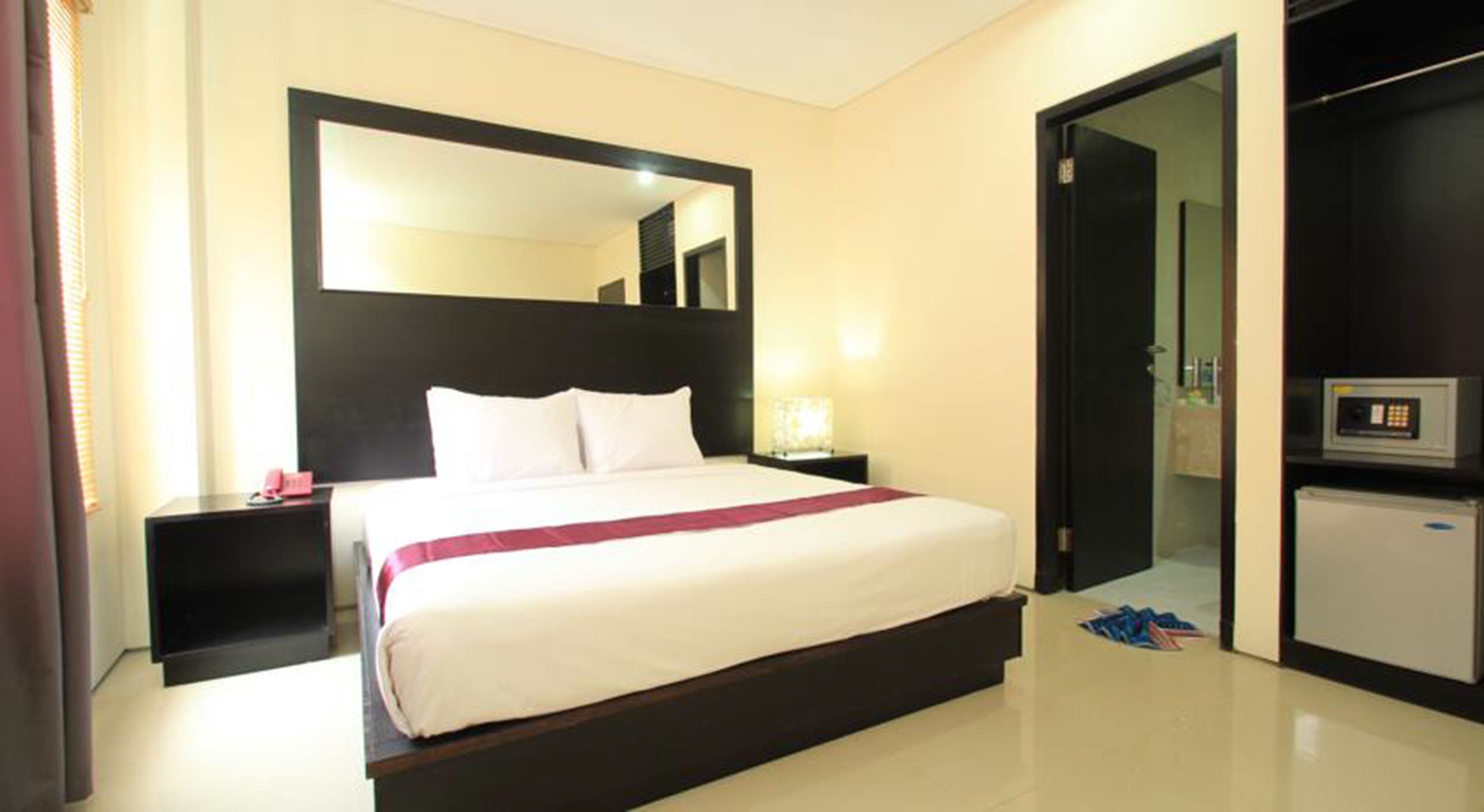 in-room safe, desk, soundproofing