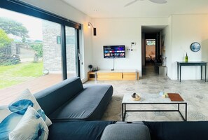 Villa, 2 soverom (Mendorong) | Oppholdsområde | Flatskjerm-TV