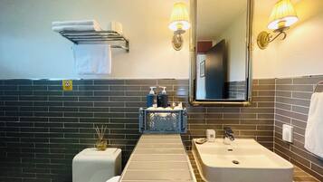 Villa, 2 Schlafzimmer (Dolkorom) | Badezimmer | Duschwanne, kostenlose Toilettenartikel, Haartrockner, Hausschuhe