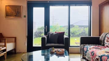 Villa, 2 camere da letto (Dolkorom) | Area soggiorno | TV a schermo piatto