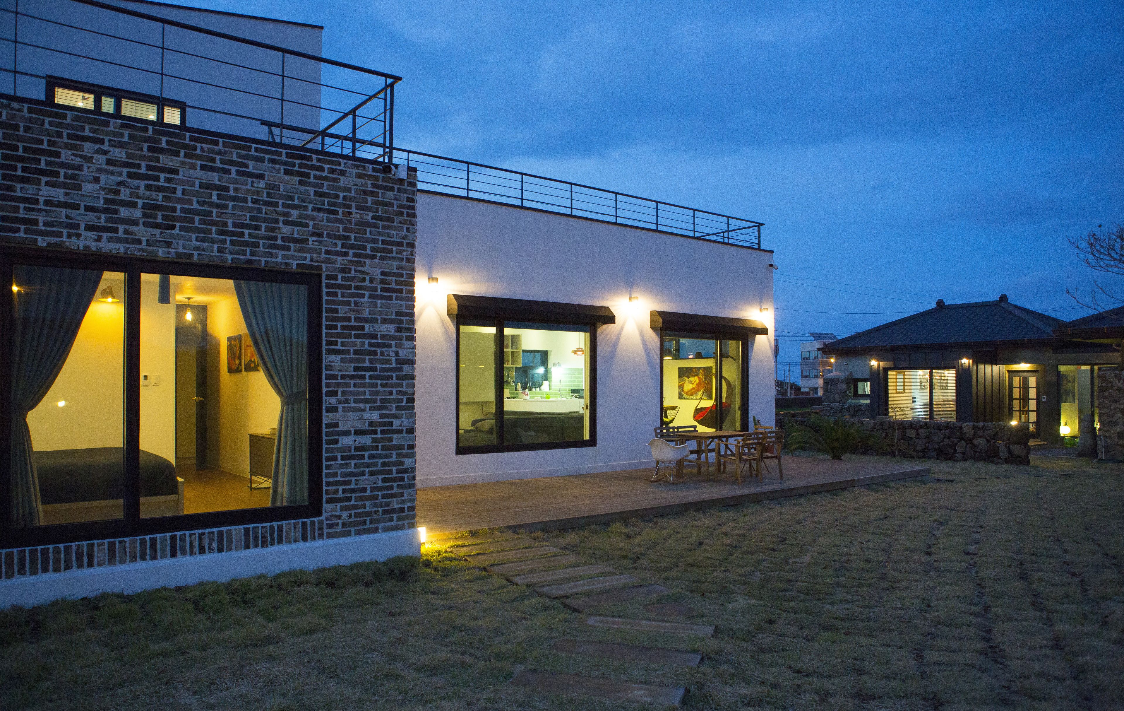 Vista frontal de la propiedad por la tarde o noche