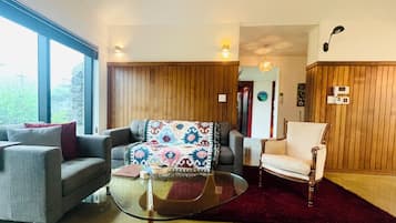 Villa, 2 Schlafzimmer (Dolkorom) | Wohnbereich | Flachbildfernseher