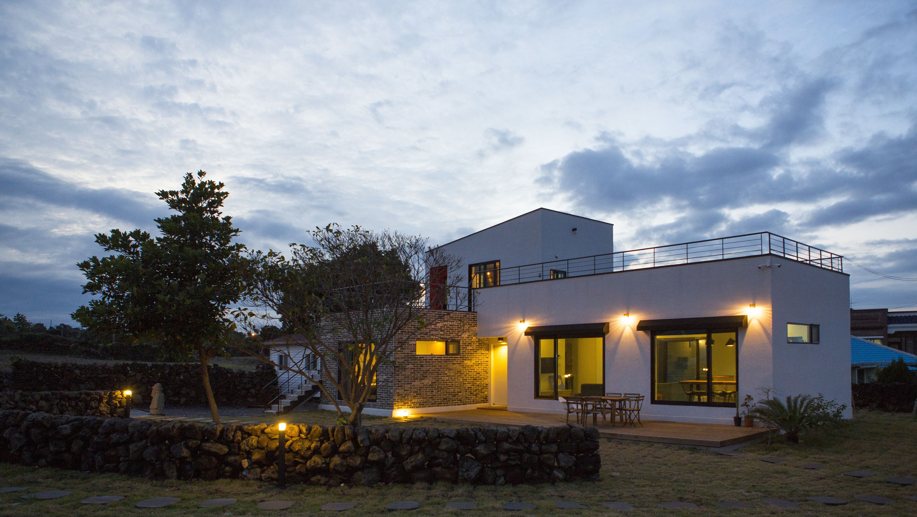 숙박 시설 정면 - 저녁/밤