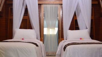 Deluxe Twin Room | Minibar, in-room safe, desk, blackout curtains