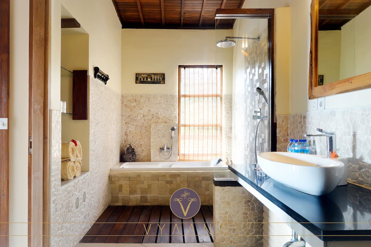 family room, sea view | bathroom | shower, rainfall showerhead, free toiletries, hair dryer