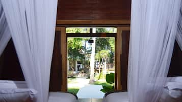 Kamar Double Deluks | Minibar, brankas, meja kerja, dan tirai kedap cahaya