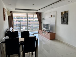 Apartment, 2 Schlafzimmer | Wohnbereich | Flachbildfernseher