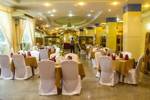 Se sirven desayunos y cenas; cocina asiática; con vista al campo de golf