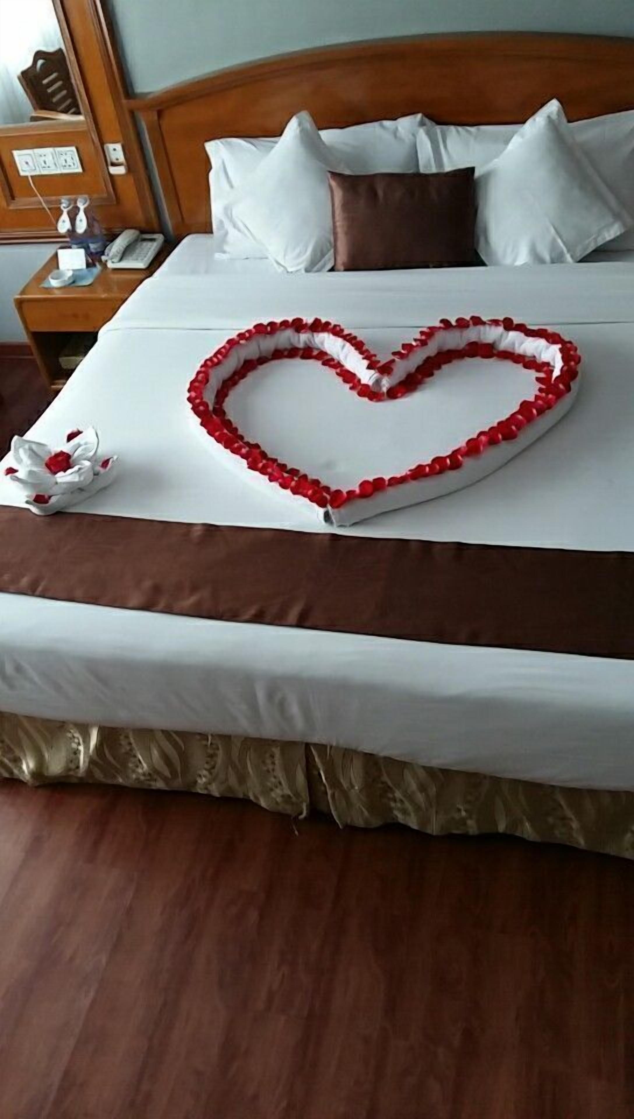 deluxe room, golf view | minibar, in-room safe, desk, blackout curtains